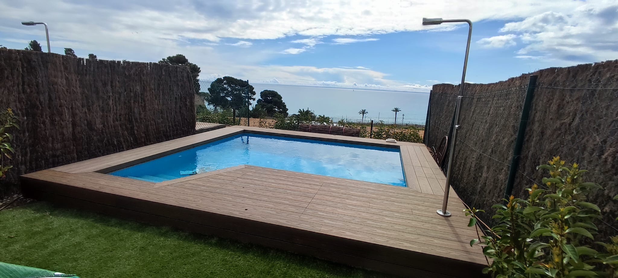 Tarima exterior en zona de piscina